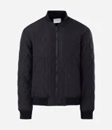 Campera masculina de corte regular, confeccionada en poliéster con acabado capitoneado texturizado en rombos. Presenta cierre frontal con cremallera, cuello redondo y puños con terminación en rib.