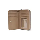 Billetera de tamaño compacto en símil cuero color taupe, con textura granulada y cierre perimetral. Presenta un diseño con costuras verticales decorativas y el logo de la marca en metal plateado en la parte frontal.
