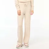 Pantalón de punto con diseño de trenzas, color beige, de corte recto y holgado. Cuenta con cintura elástica con cordón ajustable.