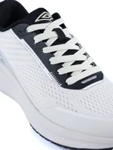 Championes deportivos Umbro modelo Void, color negro con detalles en gris oscuro. Presentan una estructura de malla transpirable, suela robusta con amortiguación y el logo de la marca en el lateral y la lengüeta.