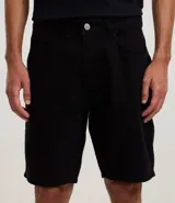 Bermuda de sarga para hombre, corte slim, con cierre de botón y cremallera, bolsillos laterales y traseros.