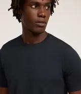 Remera masculina azul marino, de manga corta y cuello redondo, confeccionada en modal con un corte holgado para mayor comodidad.