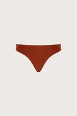 Bombacha de bikini de talle alto y corte clásico en color terracota, con diseño minimalista y cobertura completa.