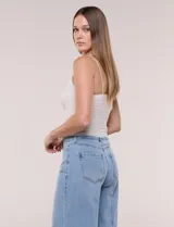 Top crop texturado color blanco, con escote recto y doble tirante fino.