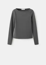 Remera de manga larga color gris oscuro, con escote bote y diseño ajustado.