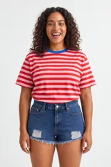 Short de denim azul de tiro alto, con roturas en el frente y bordes desmechados.