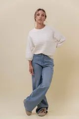 Jean wide leg de tiro alto con costura frontal decorativa, bolsillos delanteros con remaches y bolsillos traseros amplios. Presenta un interior afelpado para mayor abrigo.