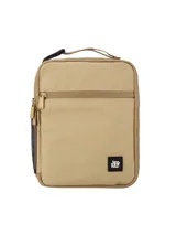Set de accesorios de viaje color verde oliva, compuesto por una mochila, una lonchera y una cartuchera o neceser, todos con diseño minimalista y logo de la marca.