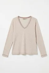Remera de manga larga color beige melange, con escote en V y detalles de líneas finas en contraste en el cuello y los puños.