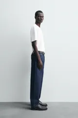 Camiseta de manga corta color marrón topo, con cuello redondo y corte regular fit.