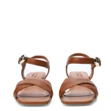 Sandalias de cuero color marrón caramelo con tiras cruzadas en la parte delantera, taco cuadrado bajo y tira al tobillo con hebilla metálica dorada.