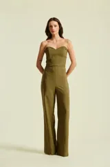 Top de mujer strapless color rojo, de corte estructurado estilo corsé con escote en corazón, confeccionado con costuras verticales que aportan definición a la silueta.