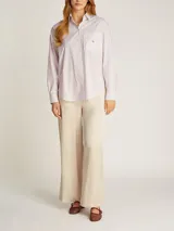 Camisa holgada de popelín de algodón a rayas verticales blancas y rosadas, con bolsillo de parche en el pecho con logo bordado de Calvin Klein.