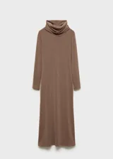 Vestido midi de punto en color marrón, con cuello alto tipo vuelto y mangas largas. Presenta un diseño ajustado al cuerpo y tejido ligero.