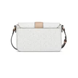 Cartera tipo bandolera Guess modelo Isabella, con diseño estructurado y estampado de monograma de la marca en tonos blanco y beige. Presenta una solapa frontal con detalle de placa metálica dorada con el logo de la marca y correa ajustable en color beige.