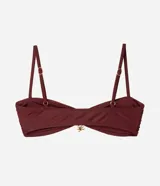 Top de bikini bandeau de microfibra color bordó, con fruncido delantero, tirantes finos regulables y un dije metálico dorado en el centro.