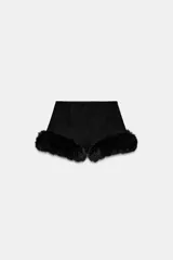 Shorts de tiro alto confeccionados en mezcla de lana, con bajo decorado con aplicación de pelo sintético a tono. Presenta cierre lateral con cremallera oculta.