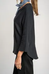 Sweater de manga larga, color blanco, con textura acanalada horizontal y cuello redondo. Presenta un calce holgado y puños anchos.