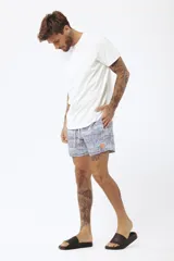 Short de baño con estampado tropical de hojas y loros, con cordón ajustable en la cintura.