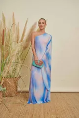 Vestido largo de un solo hombro con estampado tie-dye en tonos azul, rosa y blanco.