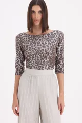 Remera de manga tres cuartos con escote bote, confeccionada en tejido con estampado animal print en tonos marrones y destellos metalizados.