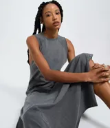 Vestido midi sin mangas de algodón con efecto marmorizado, cuello redondo y ruedo con puntas asimétricas.