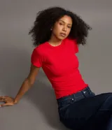 Blusa básica de manga corta y cuello redondo, confeccionada en viscosa texturizada de color rojo, con detalle de bajo ondulado.