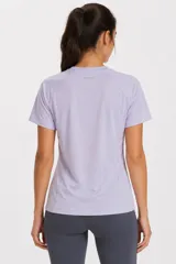 Remera deportiva de manga corta con diseño ergonómico y paneles laterales en tejido técnico transpirable. Presenta cuello redondo y un pequeño logo estampado en el pecho.