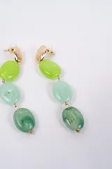 Aros colgantes con diseño de piezas superpuestas, compuestos por un disco superior metálico dorado texturizado y tres piedras acrílicas en degradé de tonos rosado, fucsia y naranja.