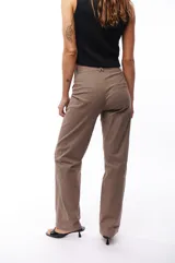 Pantalón de vestir color marrón topo, de corte recto y tiro alto, con bolsillos laterales y pinzas frontales.