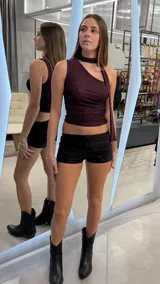 Short de tiro bajo negro con acabado brillante con finos destellos plateados, de corte ajustado.