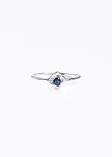 Anillo de plata 925 con diseño de flor y zirconia azul en el centro.