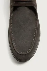 Zapato de cordones de estilo casual, confeccionado en piel con acabado en serraje de color marrón. Presenta detalle de bordón en el empeine, horma redonda y suela de goma a contraste.