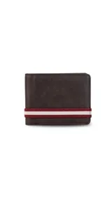 Billetera de cuero sintético color marrón oscuro, con diseño plegable y detalle de banda elástica decorativa con rayas horizontales en tonos beige y blanco en la parte frontal.