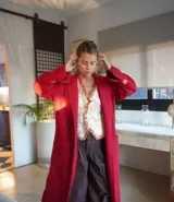 Tapado largo color verde con solapas, bolsillos laterales y cierre con botones.