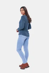 Pantalón jean skinny de tiro alto, color celeste claro, con bolsillos delanteros y traseros, y presillas para cinturón.