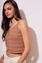 Top color marrón con textura lurex, breteles finos y cierre frontal con botones.