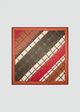 Pañuelo cuadrado de poliéster con estampado geométrico de rayas, cuadros y motivos de cinturones entrelazados en tonos rojo, marrón, verde oscuro y blanco, con borde naranja.