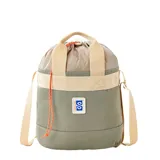 Bolso tipo drawstring color verde con detalles en beige y cordón naranja.