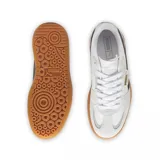 Championes Puma modelo Palermo, con diseño retro de perfil bajo. Presentan una combinación de cuero blanco y gamuza en tonos claros, con detalles en rosa pálido y una suela de goma color caramelo. Incluyen el logo de la marca en dorado en el lateral.