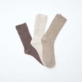 Pack de tres pares de medias de caña alta con diseño acanalado, en tonos neutros marrón, beige y gris topo.
