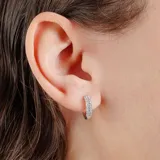 Aros tipo argolla pequeña con diseño pavé, decorados con pequeñas piedras brillantes engastadas en toda la superficie frontal.