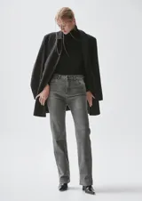 Pantalón de jean gris de corte recto, tiro medio/alto, confeccionado en tejido plano de algodón y elastano.