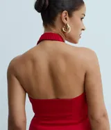 Blusa frente única de sastrería color rojo, con escote orgánico pronunciado y breteles anchos. Diseño corto y estructurado con espalda descubierta.