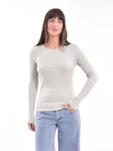 Remera de manga larga color gris oscuro, de corte ajustado y tejido acanalado.