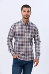 Camisa de manga larga con cuello abotonado y cierre frontal con botones. Presenta un diseño de estampado a cuadros en tonos azul, blanco y naranja.