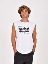 Musculosa blanca de corte recto, sin mangas y con cuello redondo. Presenta un estampado frontal en negro con la palabra "UNKNOWN" en tipografía grunge y texto adicional que dice "CHAOS CREATES CLARITY trust the void".