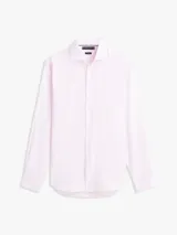 Camisa de manga larga color rosado pastel, confeccionada en algodón con textura dobby y sutil elasticidad. Presenta cuello camisero clásico, cierre frontal con botones y puños ajustables con botones.