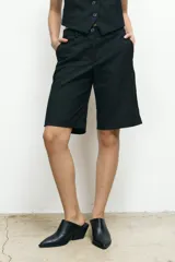 Bermuda gris de corte sastrero.