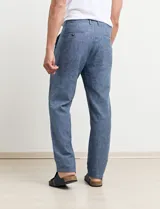 Pantalón de vestir verde de corte recto.